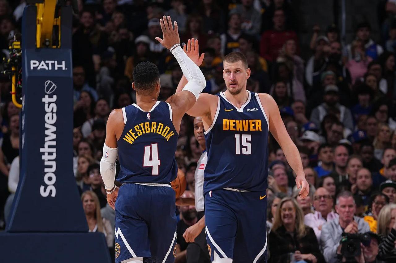 掘金三巨头联手，状态爆棚得分突破，迎来胜利冲击季后赛！的简单介绍